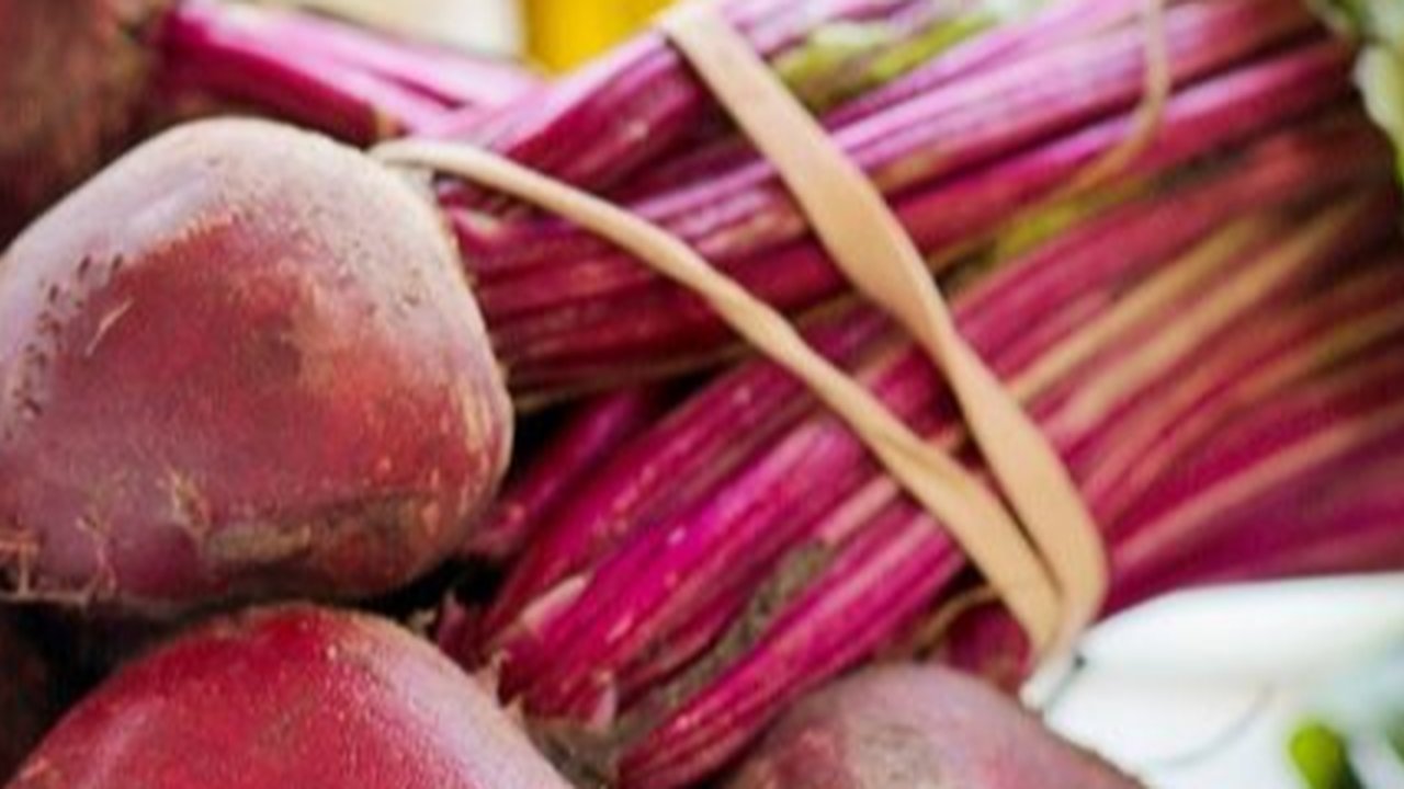 Ilustrasi buah bit. (Photo by Polina Kovaleva: https://www.pexels.com/photo/a-bunch-of-organic-beets-7511800/)