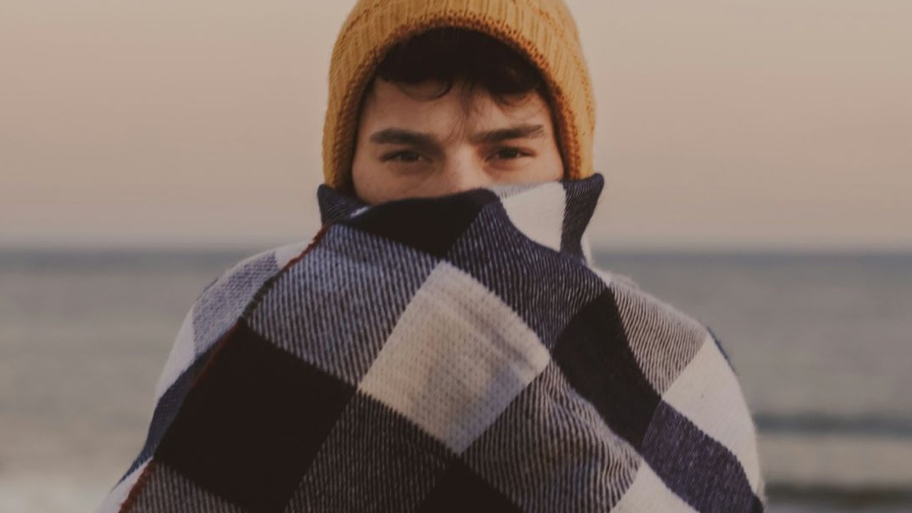 Wanita yang sedang berpikir untuk persiapan liburan musim dingin (Foto: Freepik/user18526052).