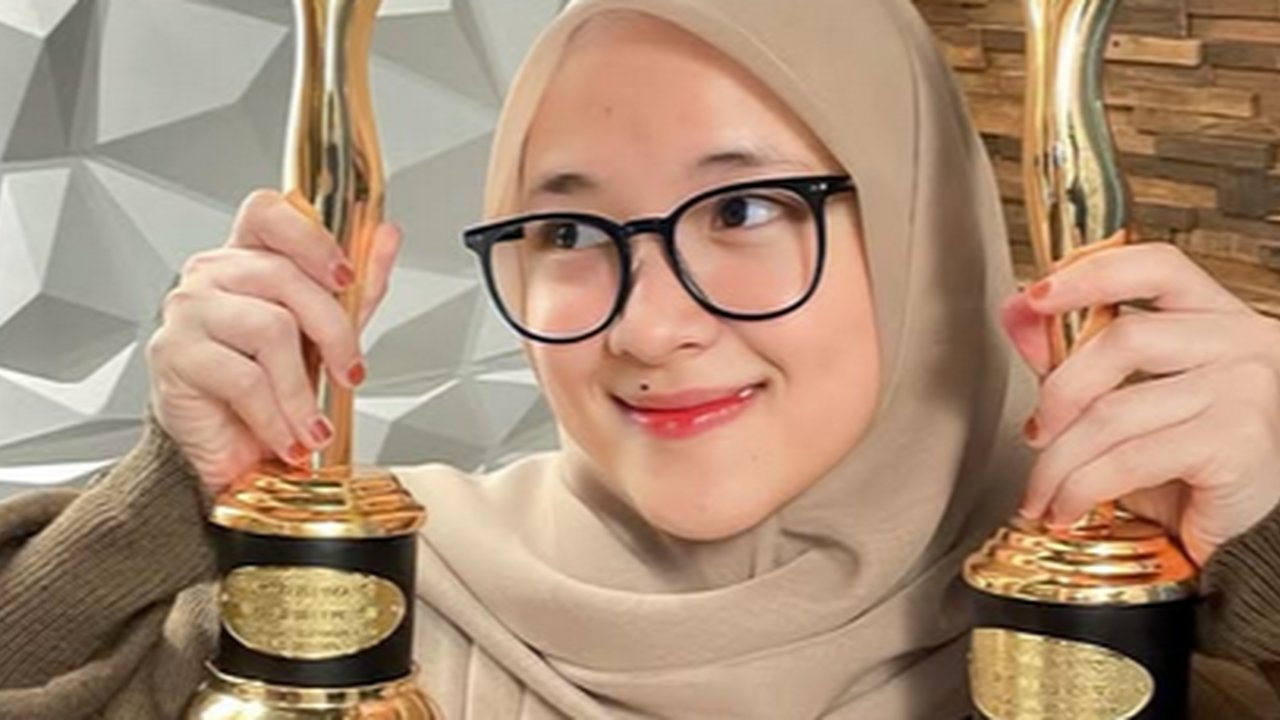 Potret Nissa Sabyan Pamer Piala Penghargaan, Netizen Salfok Soal Cincin Nikah
