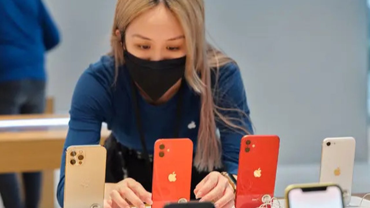 Chief Executive Officer (CEO) Apple, Tim Cook, saat mengunjungi pabrik perakitan iPhone (Foto: Tim Cook)