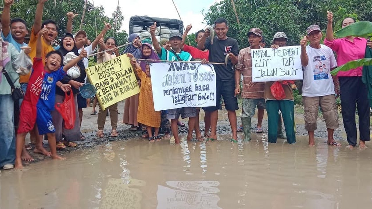 Warga Palas Lampung Selatan Sampai Tebar Lele di Jalan Rusak yang 10 Tahun Tak Diperbaiki, Bupati Malah Apresiasi
