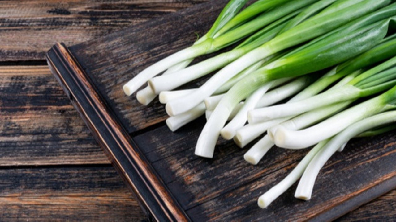 Siapkan Bumbu dan Iris Daun Bawang