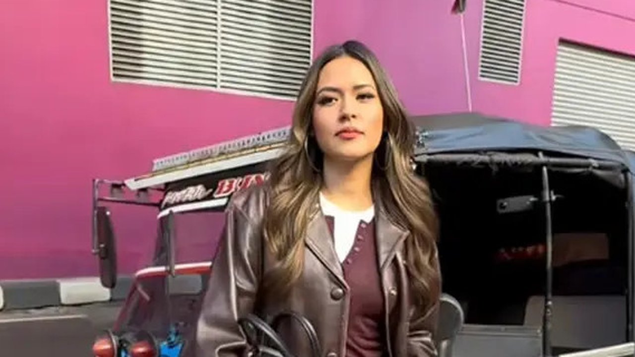 Raisa tampil dengan gaya skena saat naik bajaj di Jakarta (tiktok/@raisa6690)