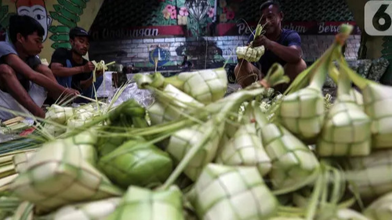 Masyarakat keturunan Jawa Tondano di Gorontalo merayakan Lebaran Ketupat dengan memasak nasi bulu, kuliner khas yang membutuhkan proses panjang dan menjadi tradisi turun-temurun.