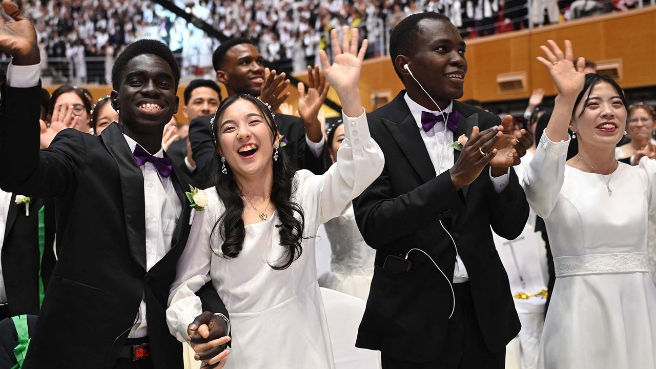 Pasangan berbeda bangsa yang menikah  saat upacara pernikahan massal yang diselenggarakan oleh Gereja Unifikasi di Cheongshim Peace World Center di Gapyeong, Korea Selatan, Sabtu (12/05/2025)