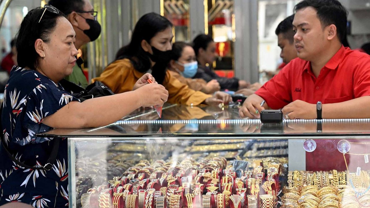 Warga membeli emas di sebuah toko emas di Denpasar, Bali, Sabtu (12/04/2025)