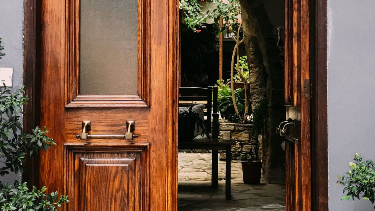 Posisi pintu rumah yang membawa berkah.