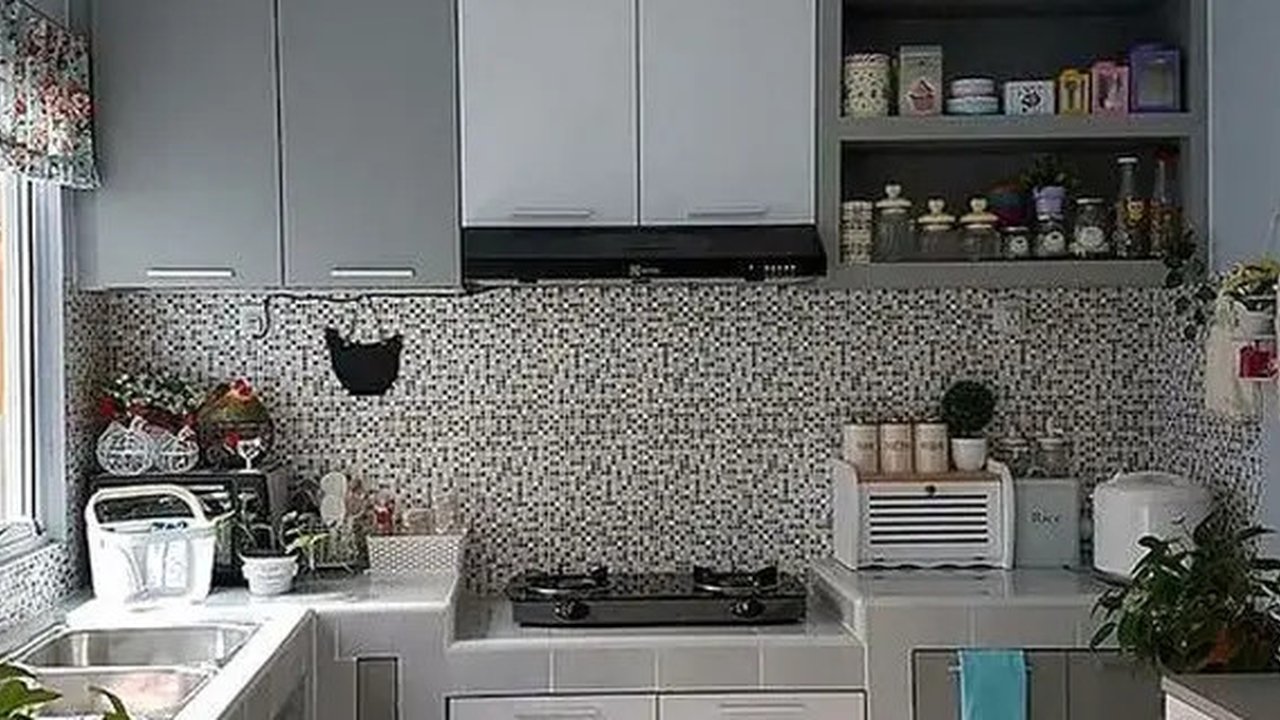 Mau mendekorasi dapur? Jangan lupakan kehadiran jendela yang bisa dipercantik dengan tirai bermotif.