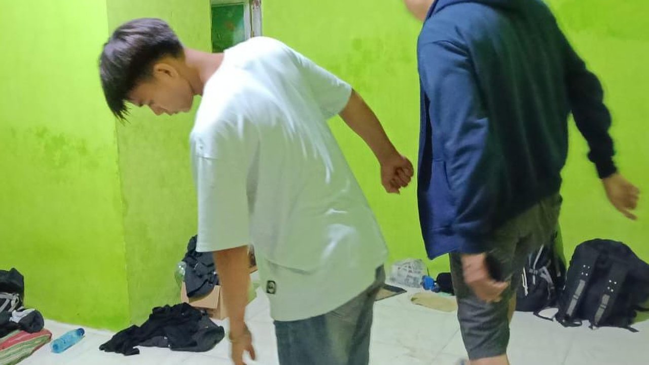 Polisi melakukan olah TKP