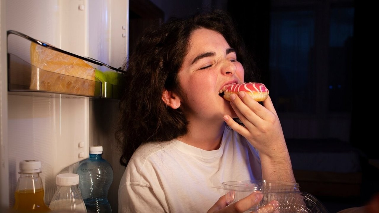 Ilustrasi Nyemil Malam Hari