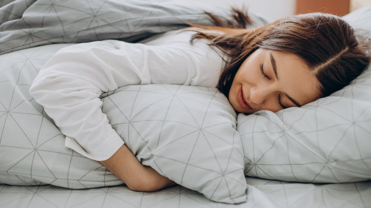 Ilustrasi tidur berkualitas (copyright Freepik)