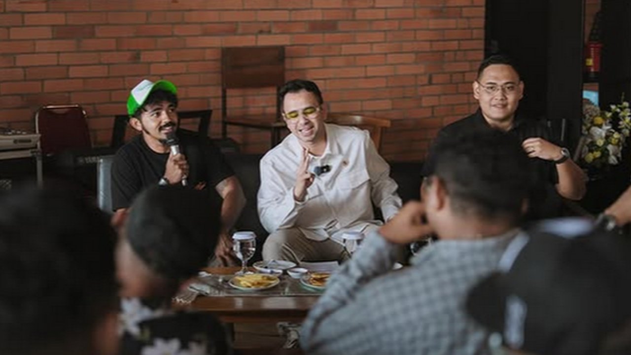 Potret Raffi Ahmad Berkunjung ke Ambon Dalam Program UKP Mendengar, Akan Memperkuat Ekosisten Kreatif