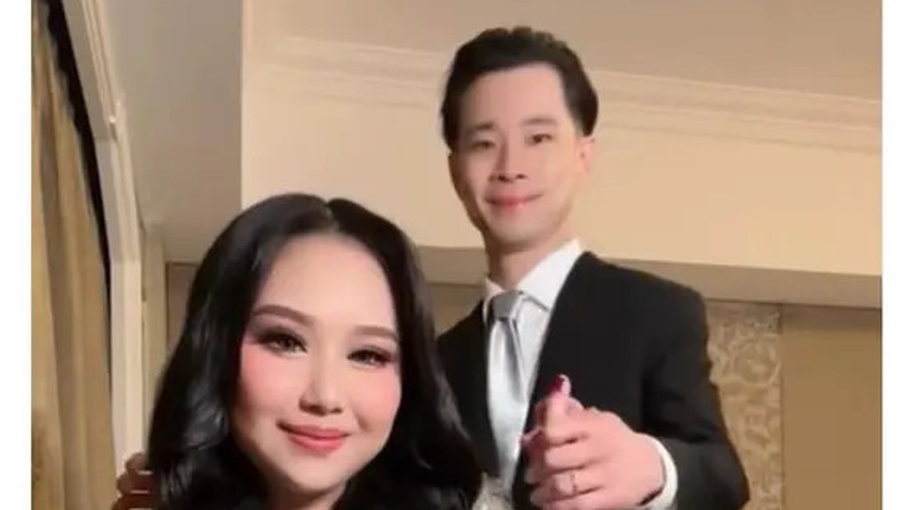 Penampilan memukau Sisca Kohl dan Jess No Limit di pernikahan Jessica Jane. (sumber: Instagram/siscakohl/vilmei)