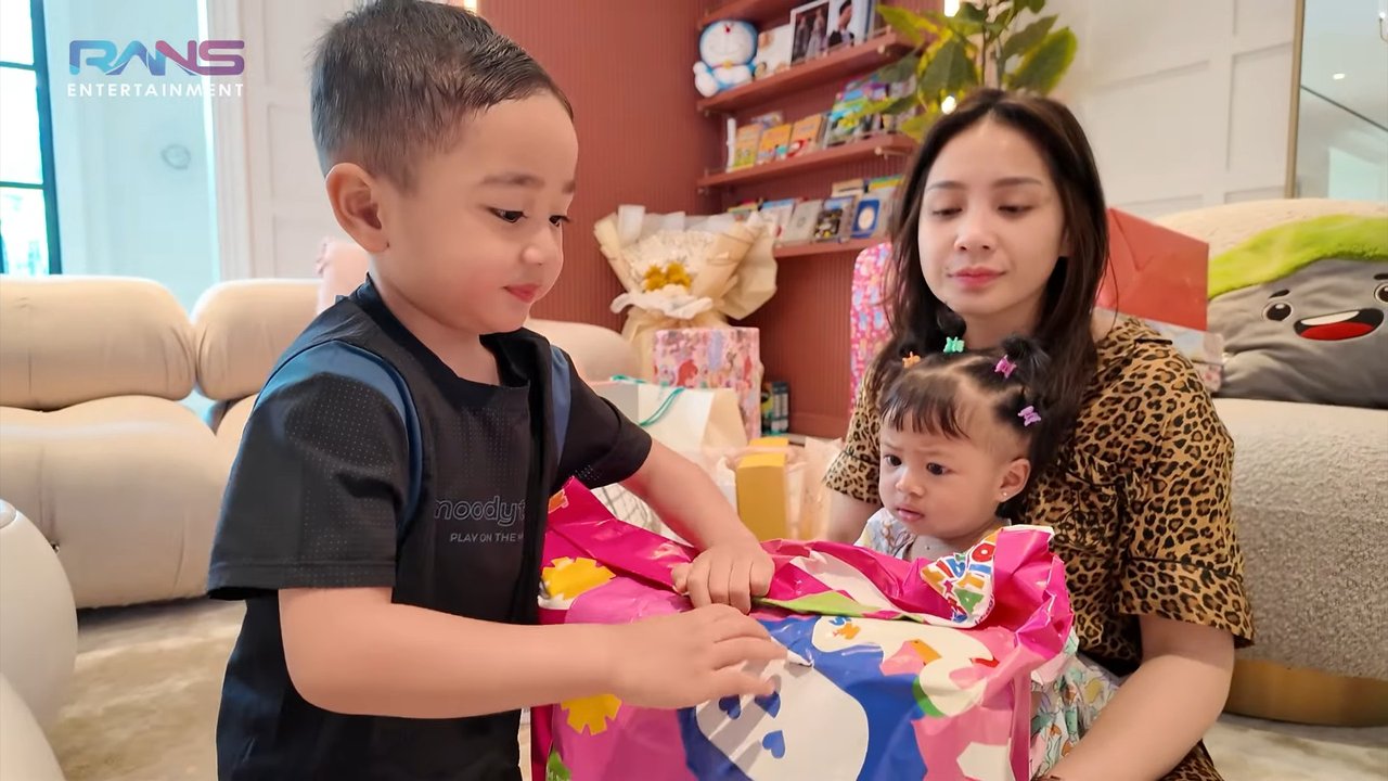 Penampakan Kado Rafathar & Rayyanza Untuk Baby Lily Di-Unboxing Nagita Slavina, Gemas Banget!