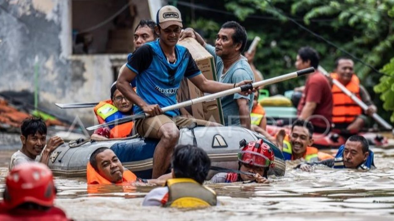 Hujan deras melanda Jakarta, mengakibatkan 105 RT dan 5 ruas jalan tergenang banjir; ratusan warga terpaksa mengungsi dan BPBD DKI telah menyalurkan bantuan.