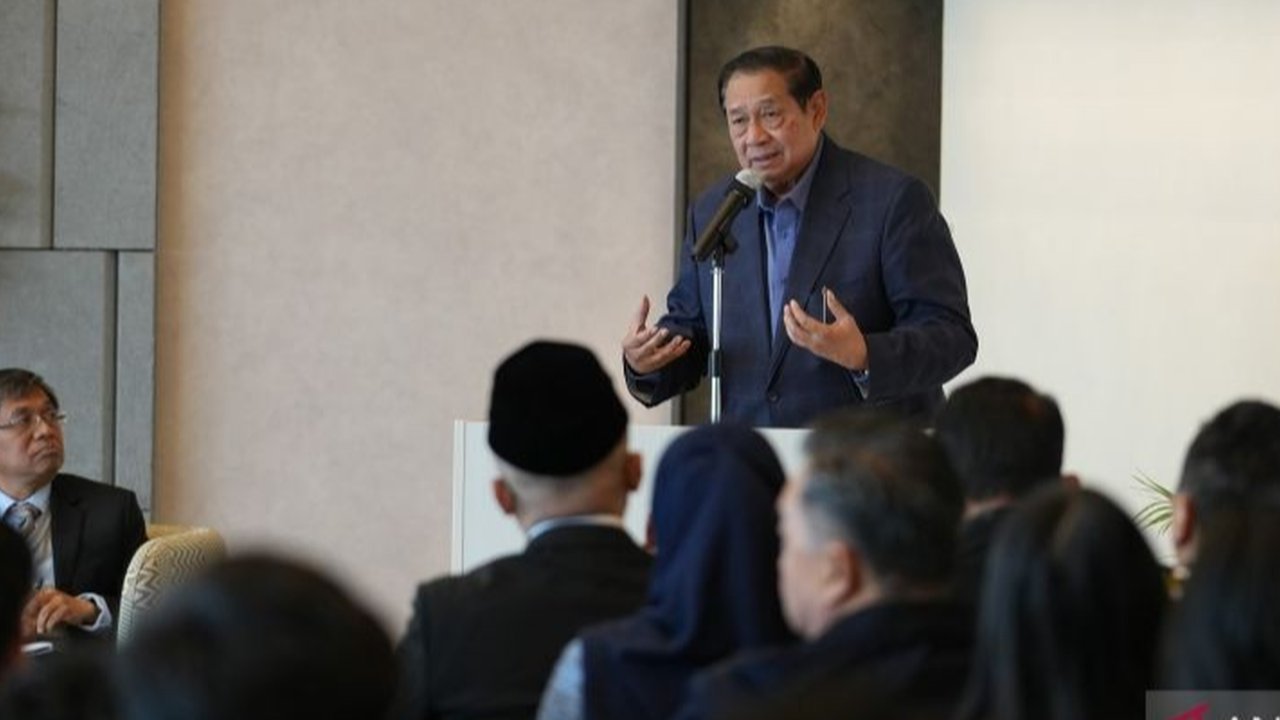 Susilo Bambang Yudhoyono (SBY) mengajak kepala daerah se-Indonesia meningkatkan perekonomian nasional demi kesejahteraan rakyat, menekankan pentingnya sinergi pusat dan daerah serta kepatuhan pada aturan.