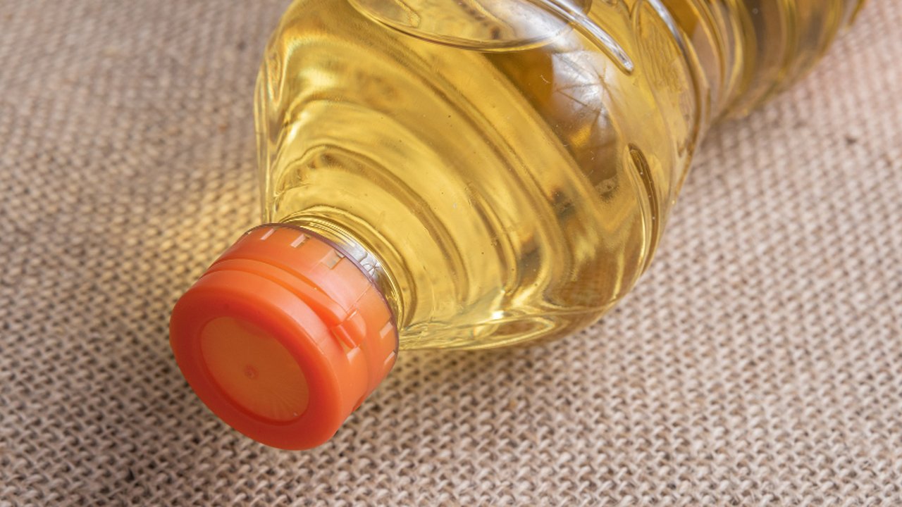 Ilustrasi Mengonsumsi Minyak