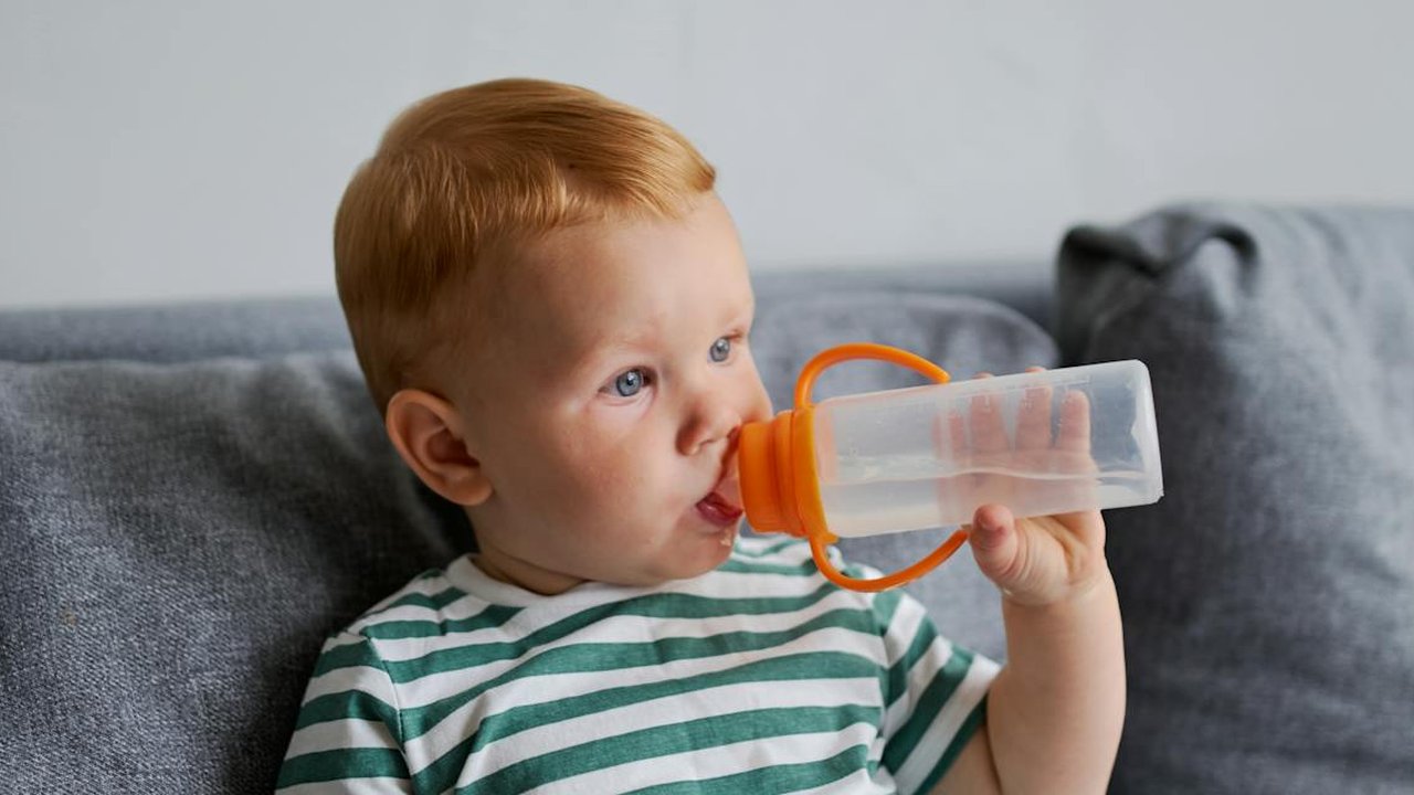 Ilustrasi Bayi Minum Air