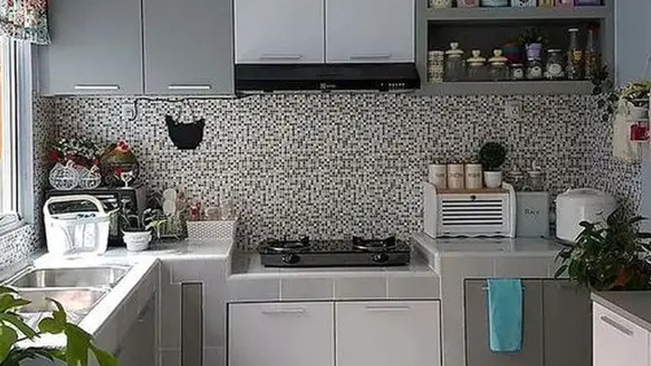 Mau mendekorasi dapur? Jangan lupakan kehadiran jendela yang bisa dipercantik dengan tirai bermotif.