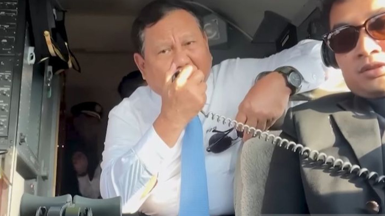 Presiden Prabowo Subianto menyapa pilot pesawat tempur Yordania melalui komunikasi radio saat pesawat kepresidenan dikawal memasuki wilayah udara Yordania, menandai keakraban diplomasi Indonesia-Yordania.