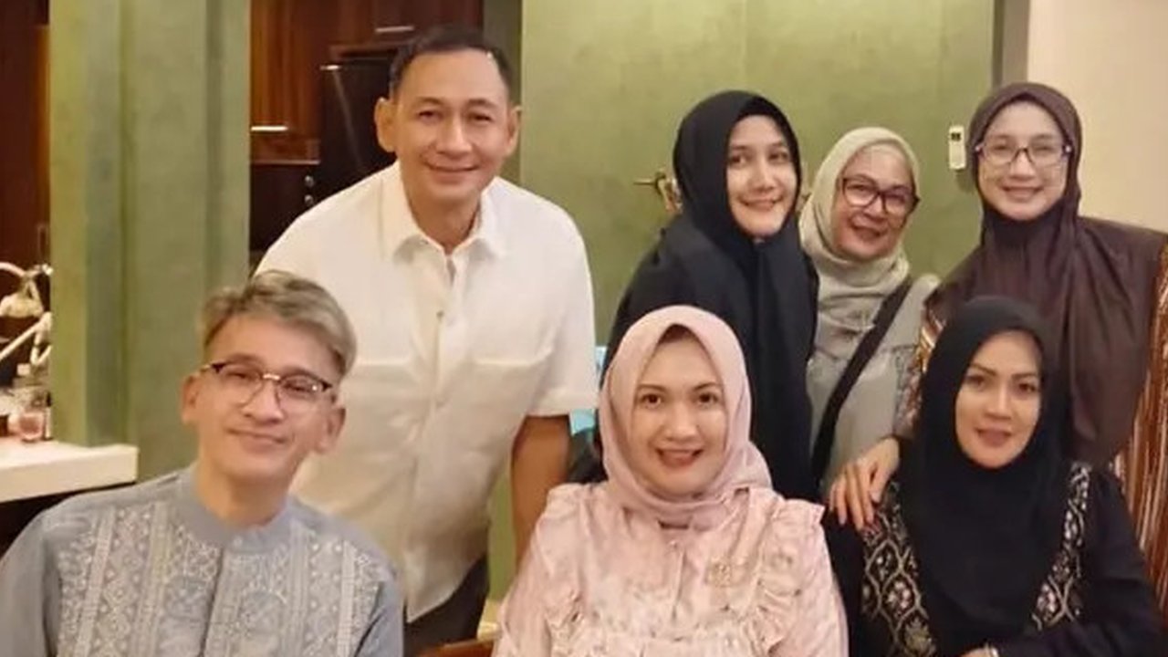 Potret Desy Ratnasari halalbihalal bareng artis lawas, Ruben Onsu ikut hadir. (sumber: Instagram/desyratnasariterdepan/debbysahertian54)