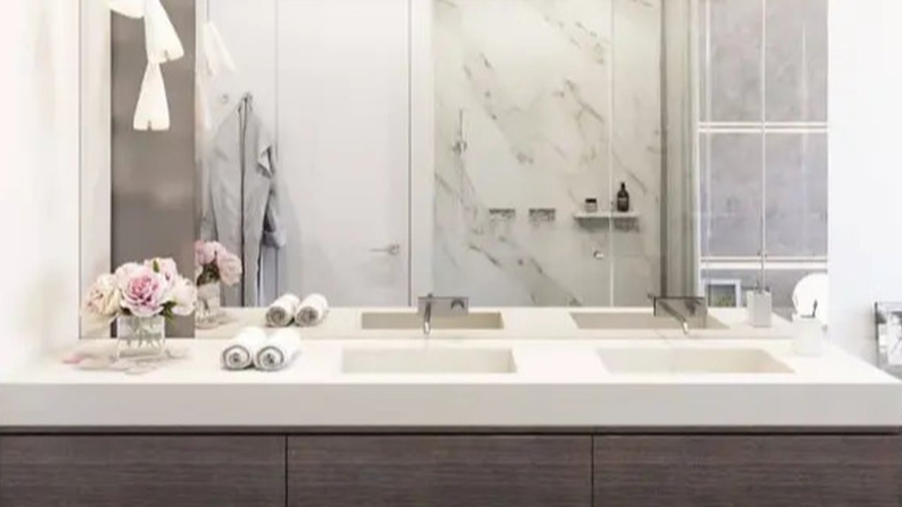 Wastafel Kamar Mandi Serba Putih dengan Kabinet (Foto: work-tops.com)