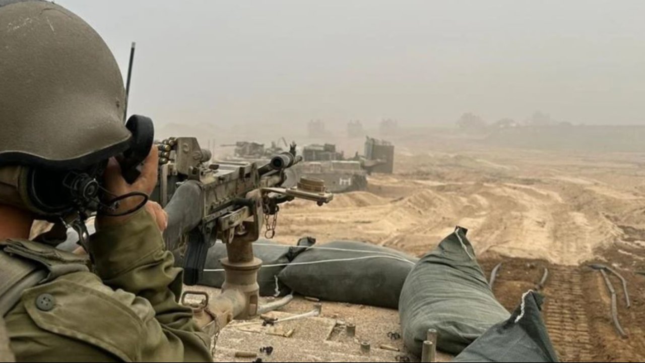 Sejumlah warga Palestina memeriksa kondisi sebuah sekolah yang hancur akibat serangan Israel di lingkungan al-Tuffah, Jalur Gaza, Palestina, pada Jumat (4/4/2025).