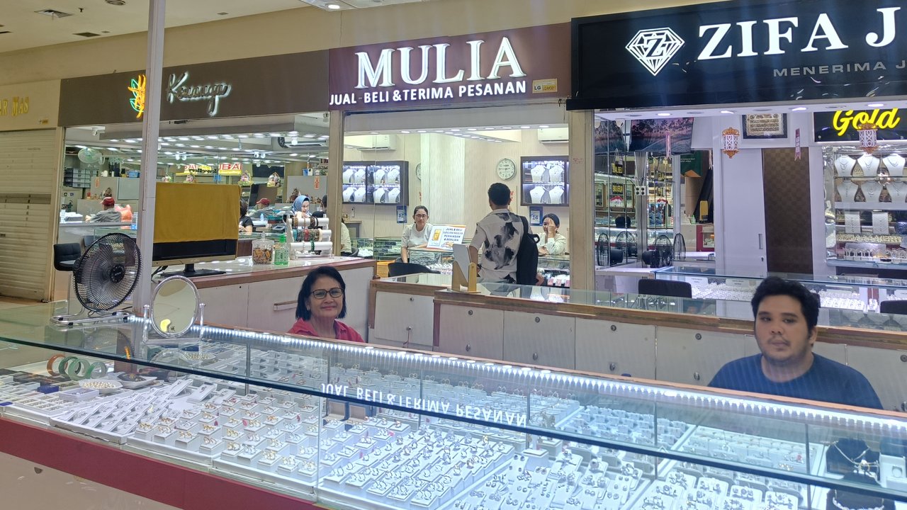 Duka Pedagang Emas Cikini di Tengah Antrean Panjang Butik Antam