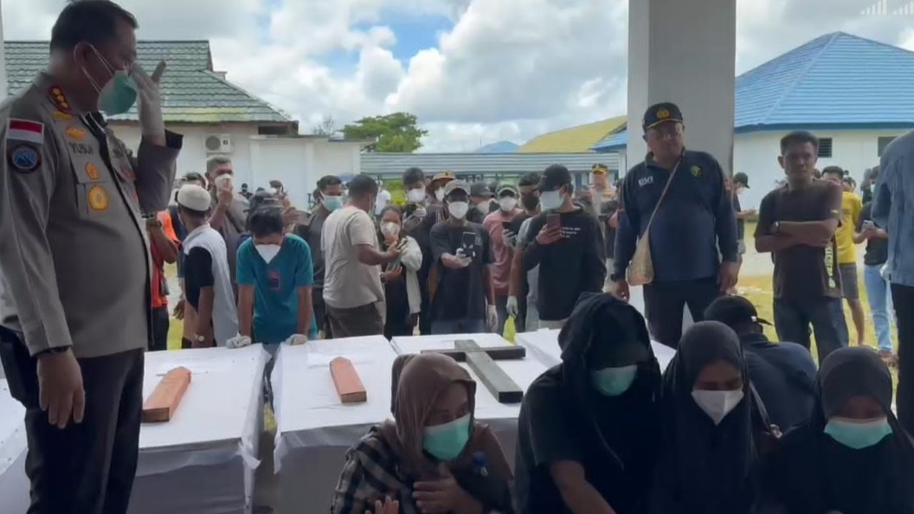 Isak Tangis Keluarga saat Terima 11 Jenazah Korban Kebrutalan KKB di Yahukimo