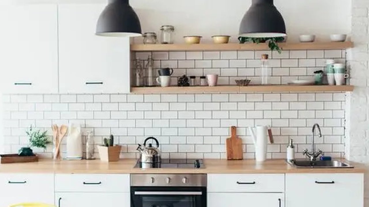 Mau mendekorasi dapur? Jangan lupakan kehadiran jendela yang bisa dipercantik dengan tirai bermotif.