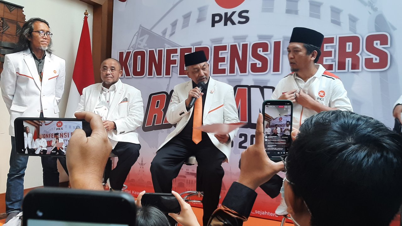 Politisi Partai Golkar Dave Laksono (kiri), Politisi PKS Mardani Ali (tengah) dan Politisi Partai Demokrat Roy Suryo saat mengikuti diskusi bertema