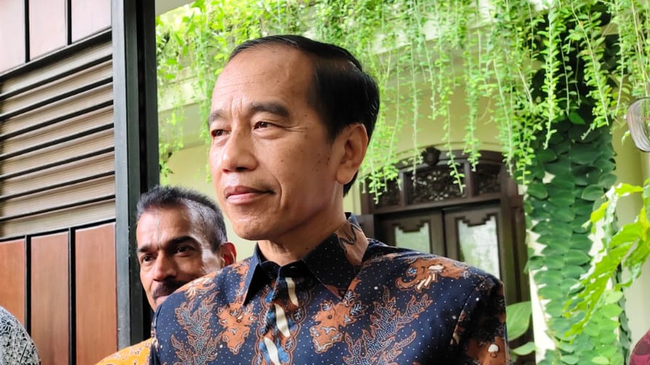 Utusan Khusus Presiden Prabowo, Hashim Djojohadikusumo, mengunjungi Jokowi di Solo untuk membahas kondisi ekonomi Indonesia dan rencana pertemuan Prabowo dengan Jokowi.