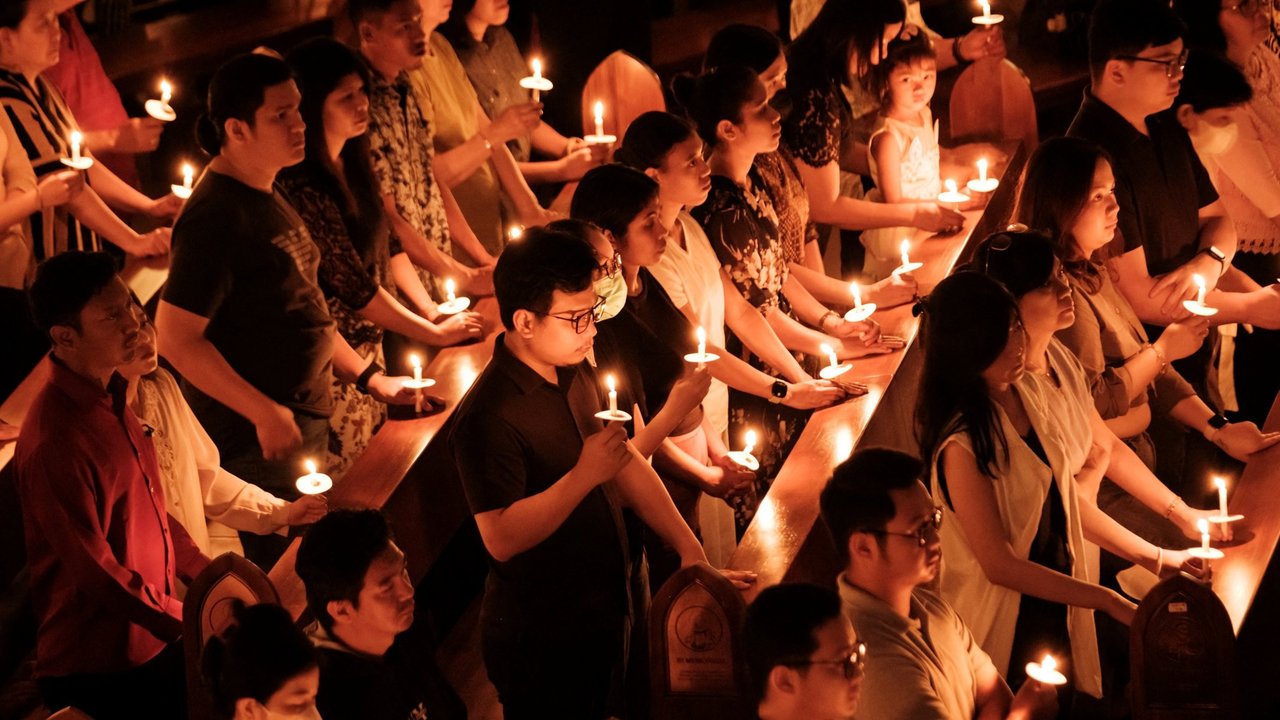 Gereja Santo Kristoforus menggelar misa malam Hari Raya Paskah. Ibadah itu berlangsung khidmat.  Umat Kristiani menjalani ibadah misa Tri Hari Suci jelang perayaan Paskah 2024. Tri Hari Suci atau tiga hari suci terdiri dari Misa Kamis Putih, Jumat Agung, dan Sabtu Suci.