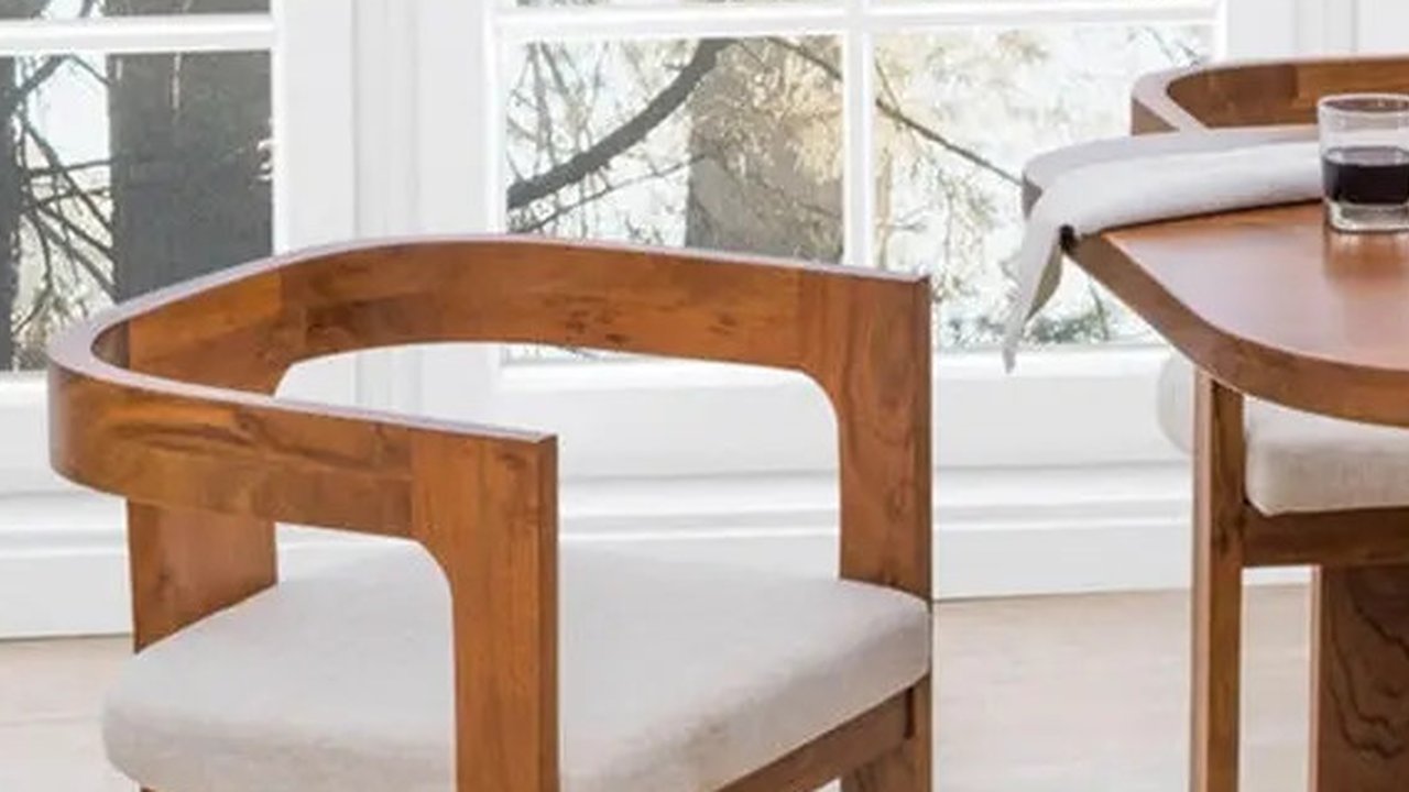 Menggunakan meja lipat menempel tembok dan kursi lipat memudahkan Anda untuk 'menyingkirkan' meja makan saat tidak diperlukan. Ruangan pun terasa lebih lapang (foto: dpxstone)