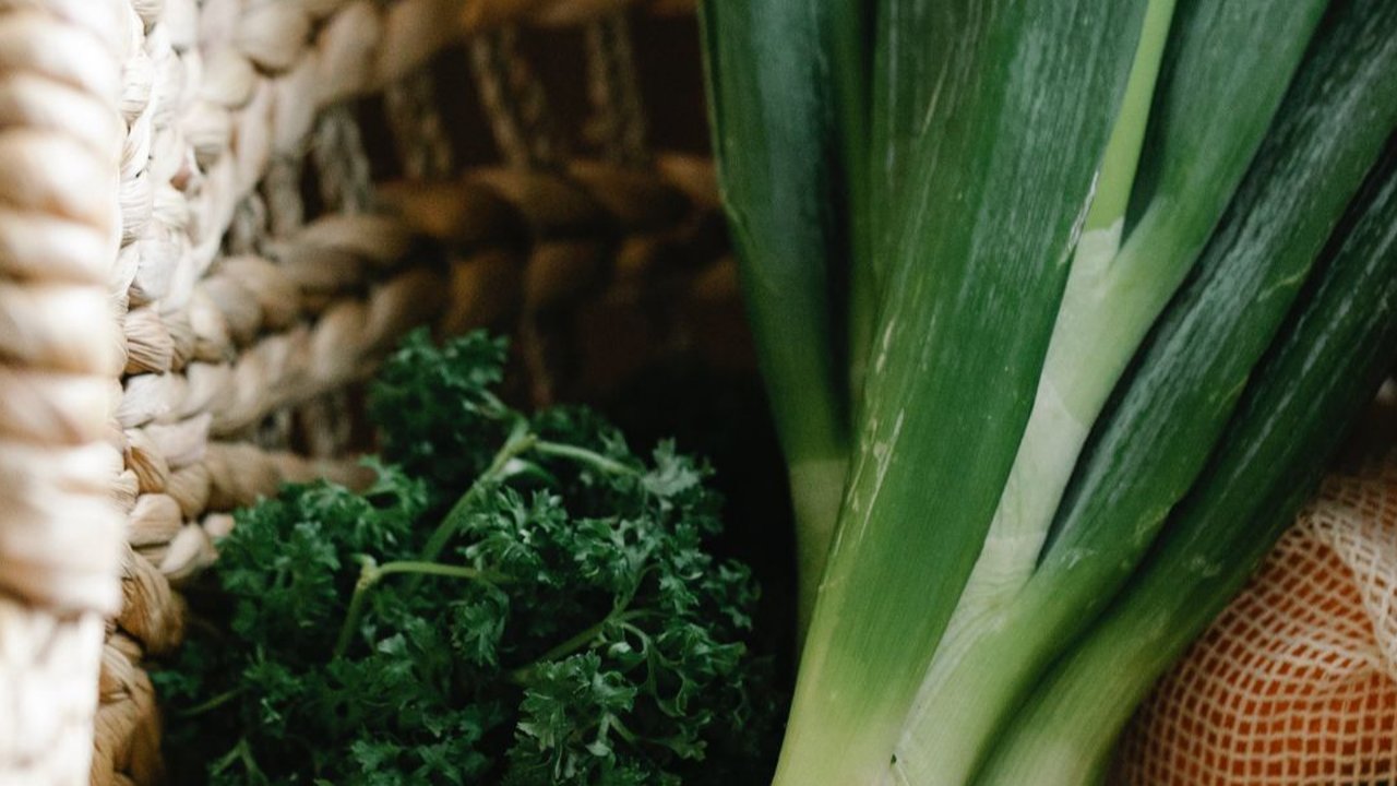 Setiap jenis minyak bisa memberikan rasa berbeda pada makanan. Coba gunakan minyak daun bawang untuk membuat hidangan lebih gurih.