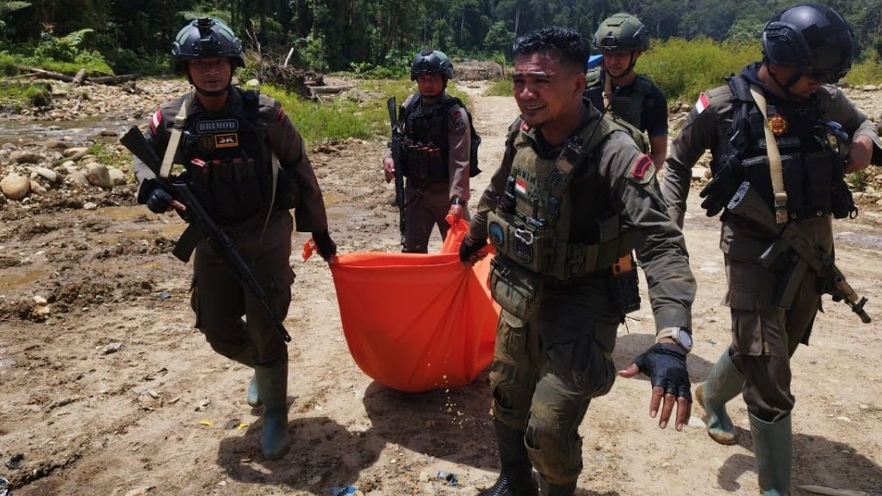Saat akan mengevakuasi korban, tim gabungan sempat diganggu KKB sehingga kontak senjata tak terhindarkan.
