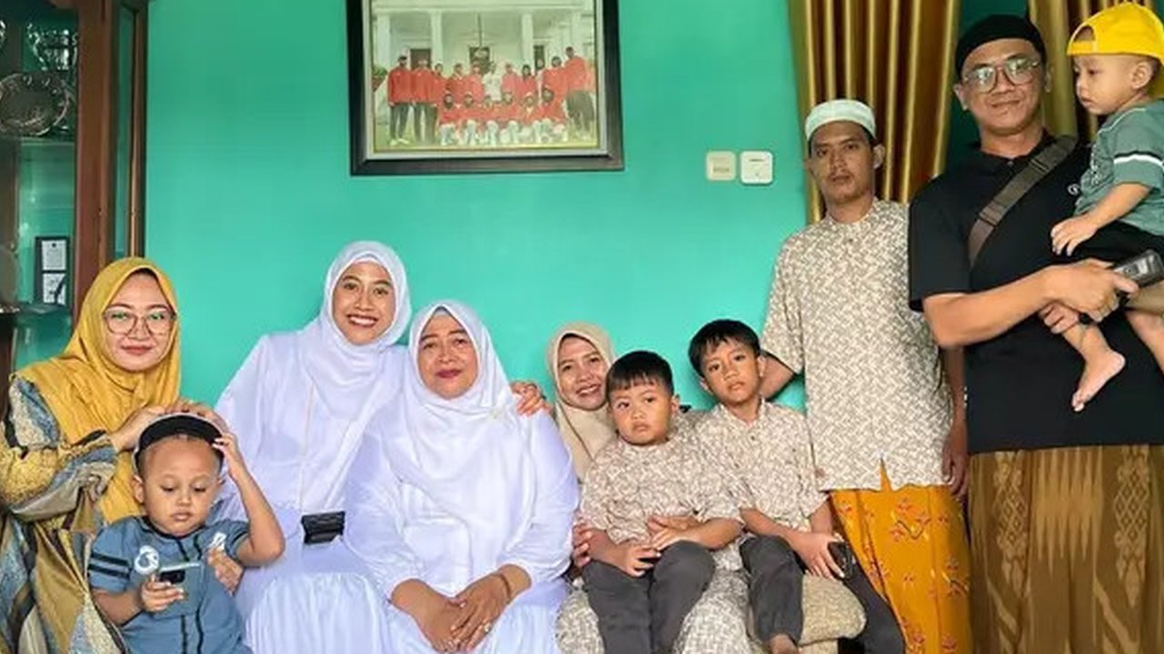 Megawati Hangestri Bersama Keluarga (Sumber: IG/@megawatihangestrip)