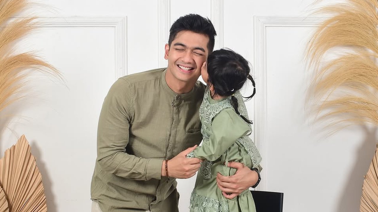4 Potret Teuku Ryan dan Moana dengan Outfit Couple Ayah-Anak yang Bikin Gemas