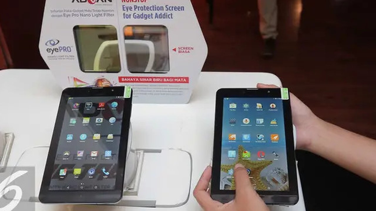 Model menunjukan tablet terbaru Advan i7 di Jakarta, Selasa (29/3). Tablet Advan i7 yang dilengkapi teknologi eye protection berupa nano optical film pertama yang diklaim bisa melindungi mata