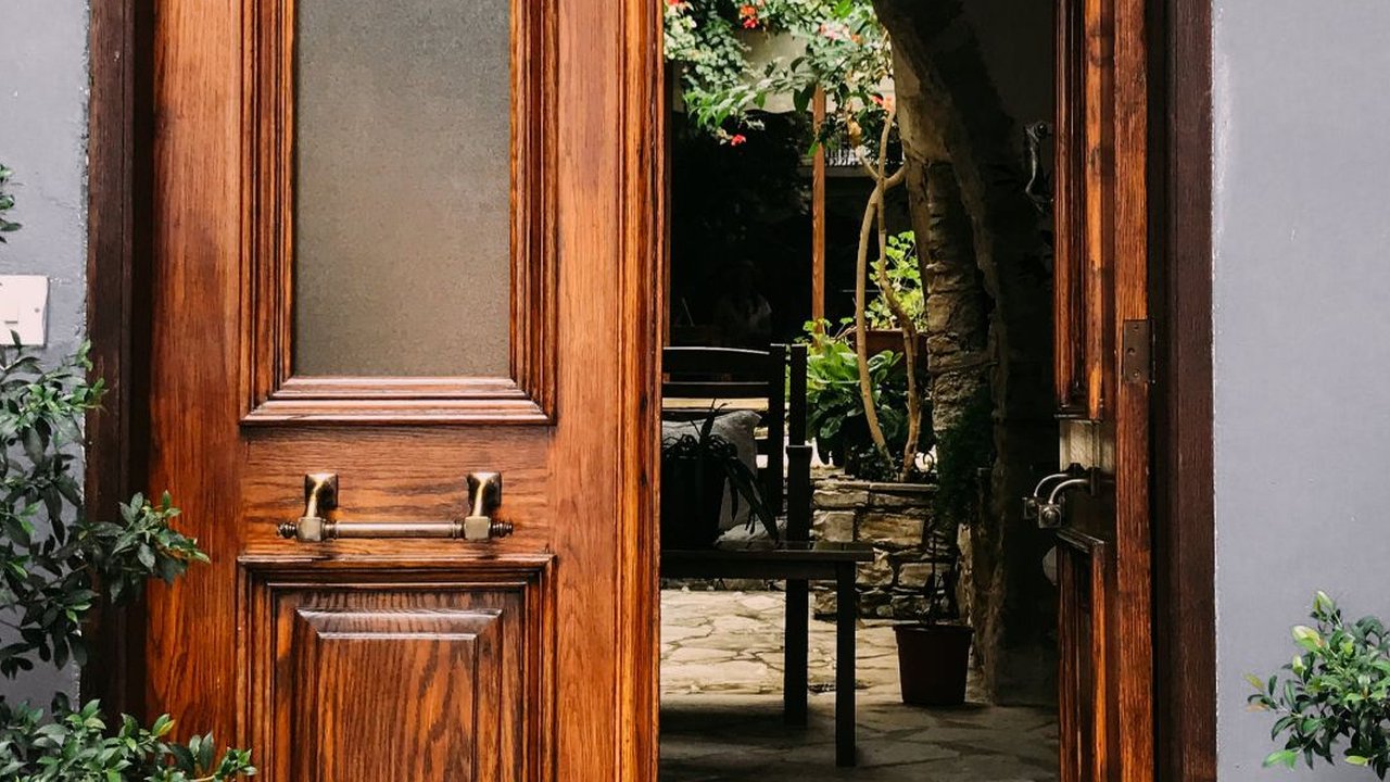 Posisi pintu rumah yang membawa berkah.