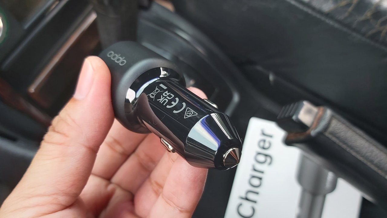 <p>Oppo 80W SUPERVOOC Car Charger. Liputan6.com: Iskandar</p>