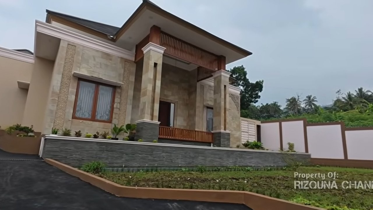 Rumah Mewah di Desa