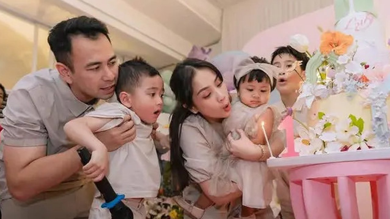 Lily Putri Nagita Slavina Jadi Baby Dior dengan Total Outfit Hampir Rp30 Jutaan. [@raffinagita1717]