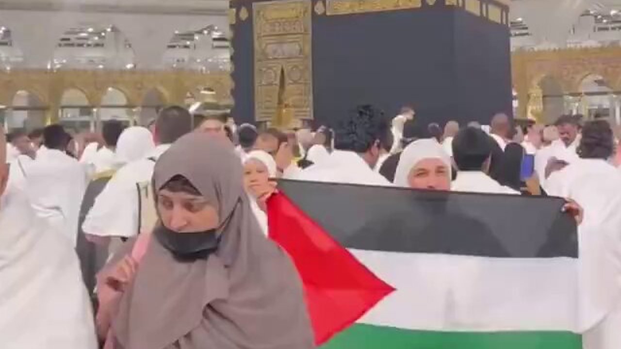 bendera palestina di masjidil haram