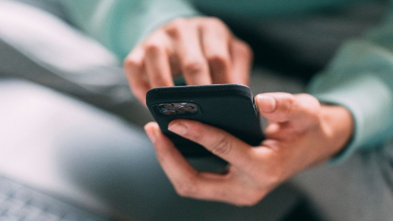 Peneliti menemukan fakta bahwa penggunaan handphone berlebih dapat memengaruhi kualitas sperma