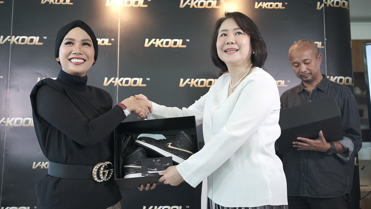 Dalam rangka perayaan HUT ke-30, V-Kool Indonesia menyiapkan hadiah berupa sepatu custom edisi terbatas.