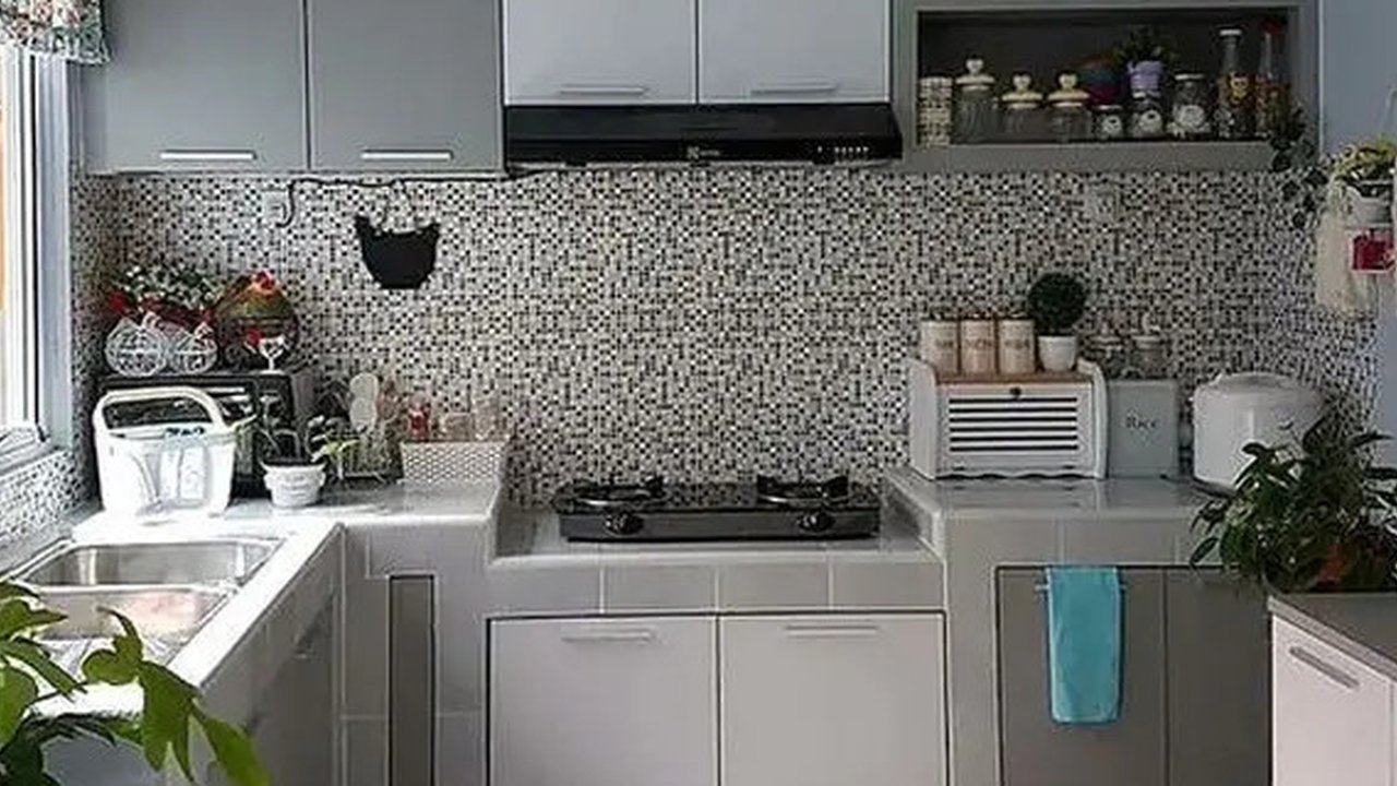 Mau mendekorasi dapur? Jangan lupakan kehadiran jendela yang bisa dipercantik dengan tirai bermotif.