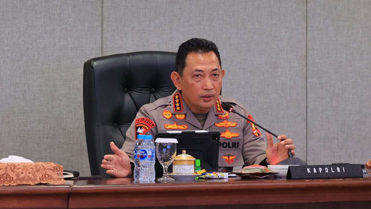 Kapolri Jenderal Listyo Sigit Prabowo merespons cepat berbagai arahan Presiden Prabowo Subianto dalam rangka mendukung Asta Cita, baik soal program hingga kebijakan pemerintah lainnya. (Nanda Perdana).