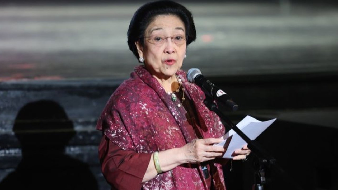Megawati Soekarnoputri menekankan pentingnya ilmu, iman, dan keberanian sebagai kunci kebenaran, mengutip kisah Bung Karno dan kunjungannya ke makam Imam Bukhari.