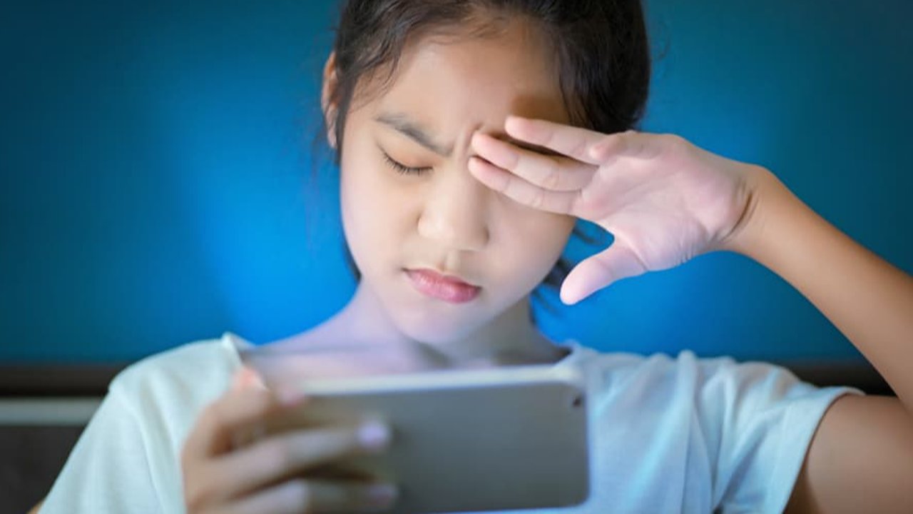 ilustrasi tanda kerusakan mata anak karena gadget